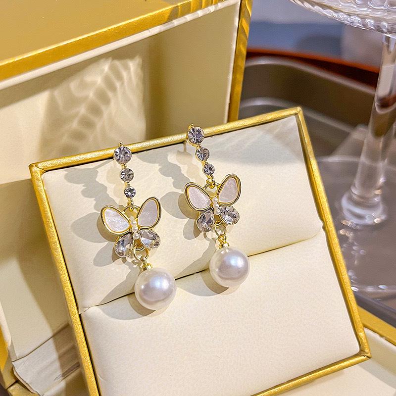 Exquisite Retro Butterfly Pearl Stud Earrings for Women – Versatile, High-End Ear Jewelry белый