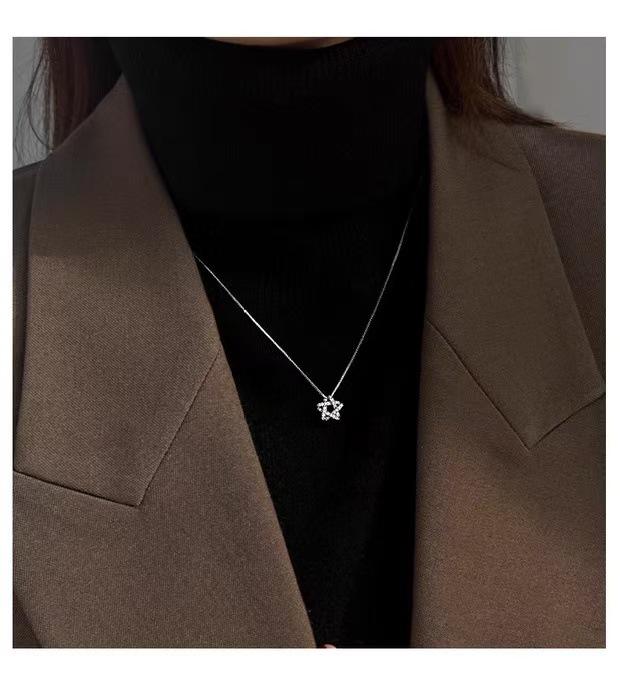 Sparkling Diamond Star Necklace: Five-Pointed White Gold Star with Nickel Silver and Real Gold Plating for a Luxurious, High-End Look.