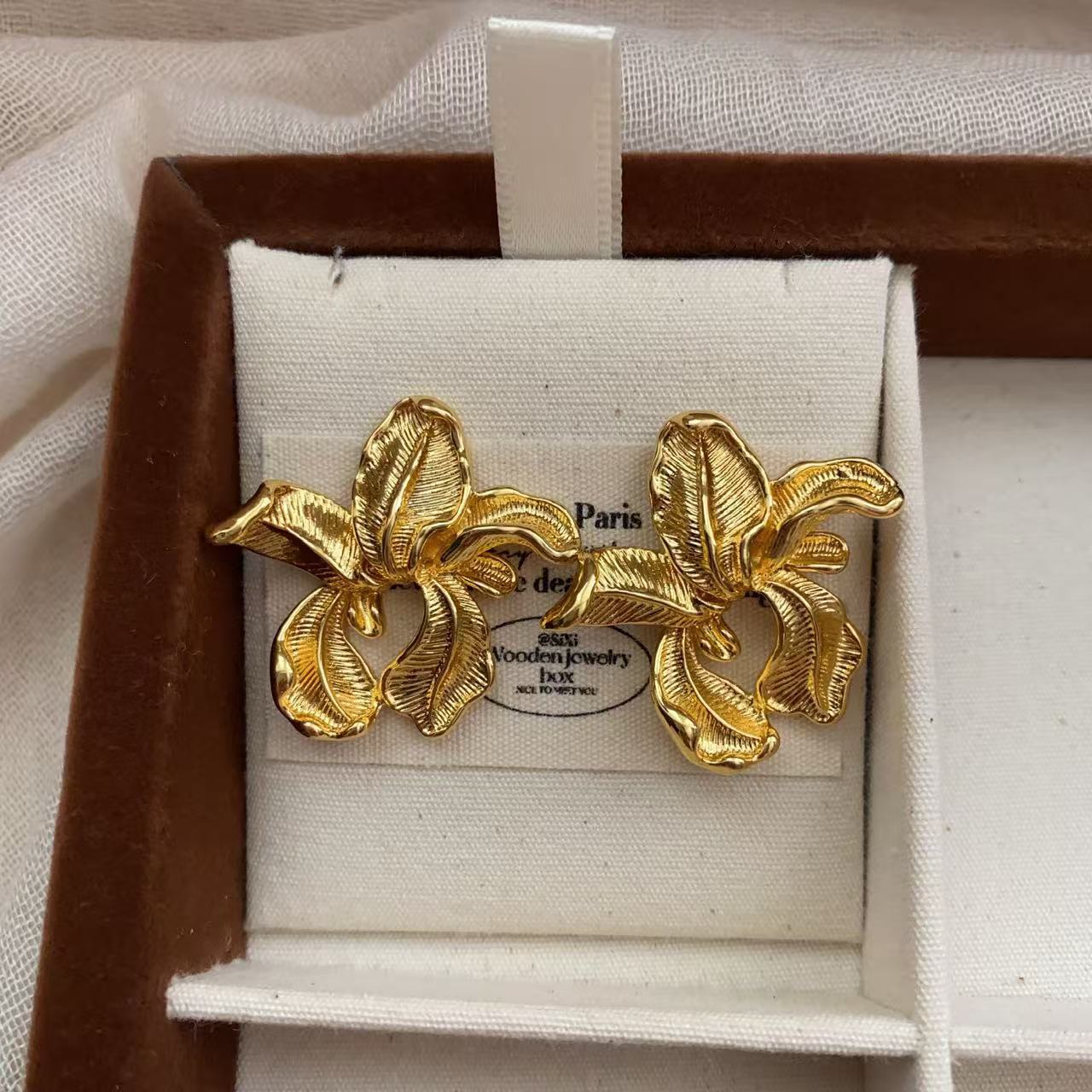 

Retro Gorgeous Irregular Metal Flower Earrings Cold Wind Niche Versatile Exaggerated Stud Earrings French Temperament Earrings