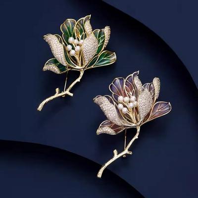 Brož Květ Jablka Je Delikátní a Elegantní Dámská Brož s Niche Designovým Citem