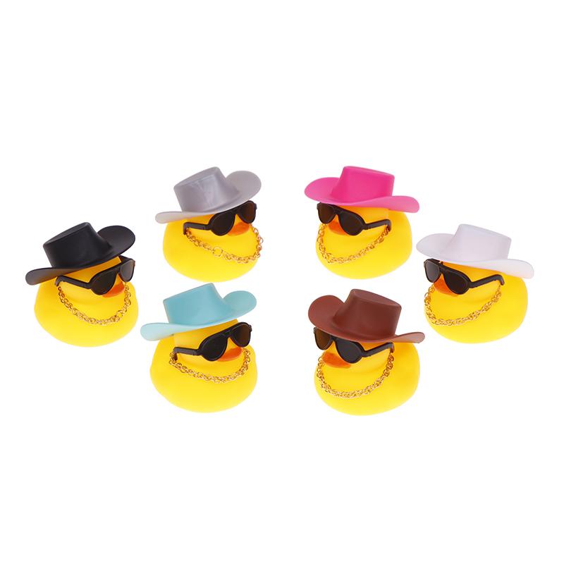 1 Set coole Auto-Accessoires mit Cowboyhut-Halskette und Sonnenbrille Gummi-Enten Auto-Schmuck Enten Auto-Armaturenbrett-Dekorationen