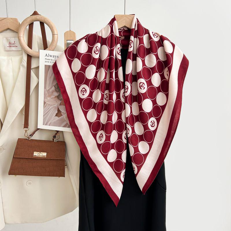 Quadratischer Schal im koreanischen Stil mit weißem Blumendruck - Weich, elegant, hautfreundlich, warmer Fischgrät-Schal für Herbst und Winter