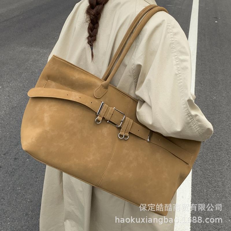 Retro bag women's large capacity 2025 new autumn and winter versatile simple shoulder bag popular commuter tote bag this year