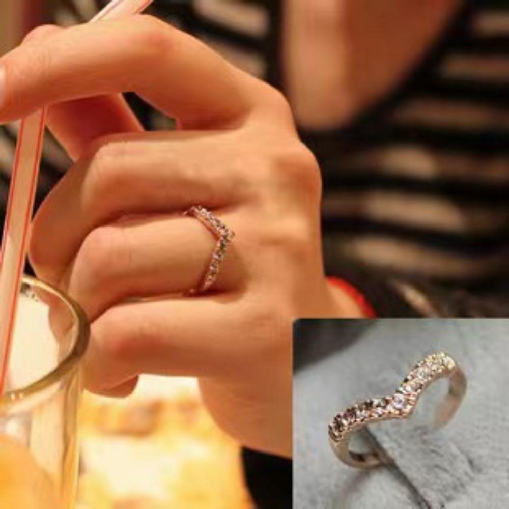 1pcs V-shaped Ring, Uniquely Designed Minimalist Ring, Full Diamond Heart-shaped Tail Ring Decoration.