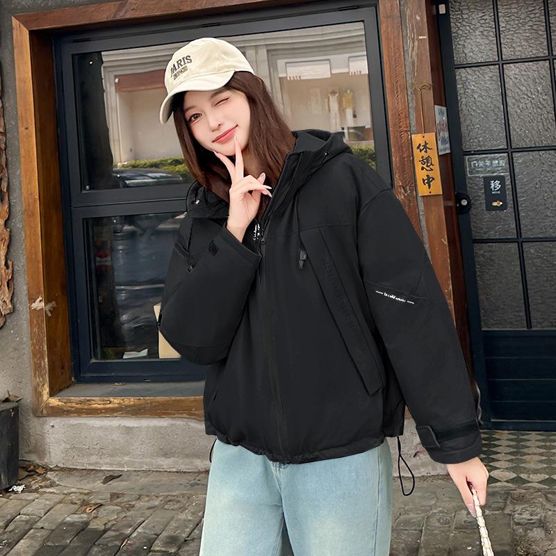 

Женская короткая пуховая одежда 2025 зима новая мода свободная тонкая теплая утолщенная хлопковая куртка XXL чёрный