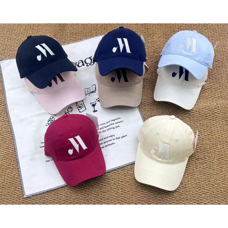 Spring And Summer Baseball Caps For Men And Women Are Casual And Versatile, Showing Their Faces. Small Retro And Versatile Simple Peaked Caps