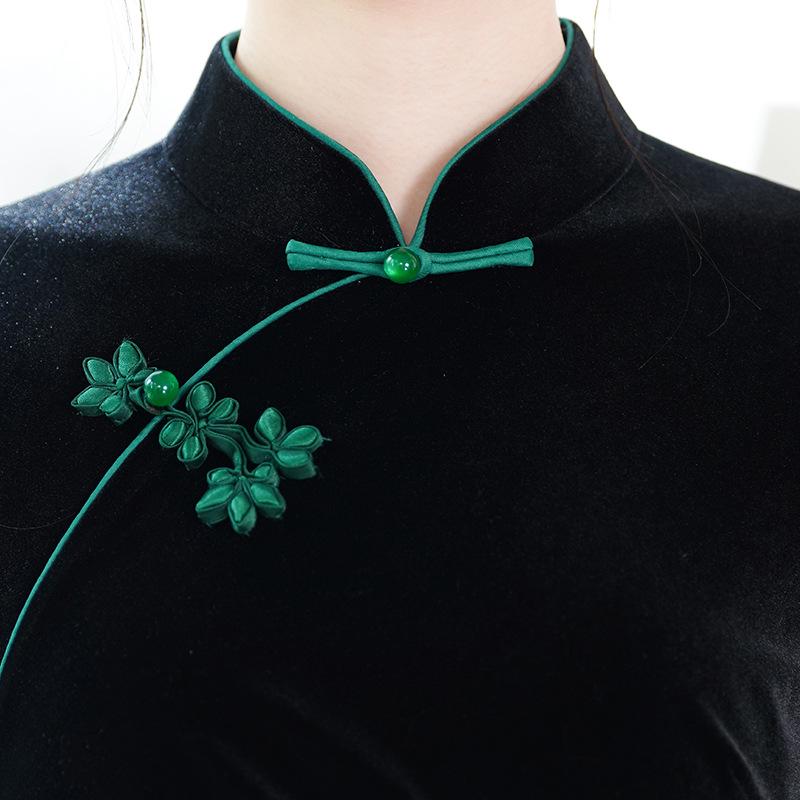 Velvet Long Sleeve Dignified Slimming Black Cheongsam - Retro Chinese Style for Autumn 2025.