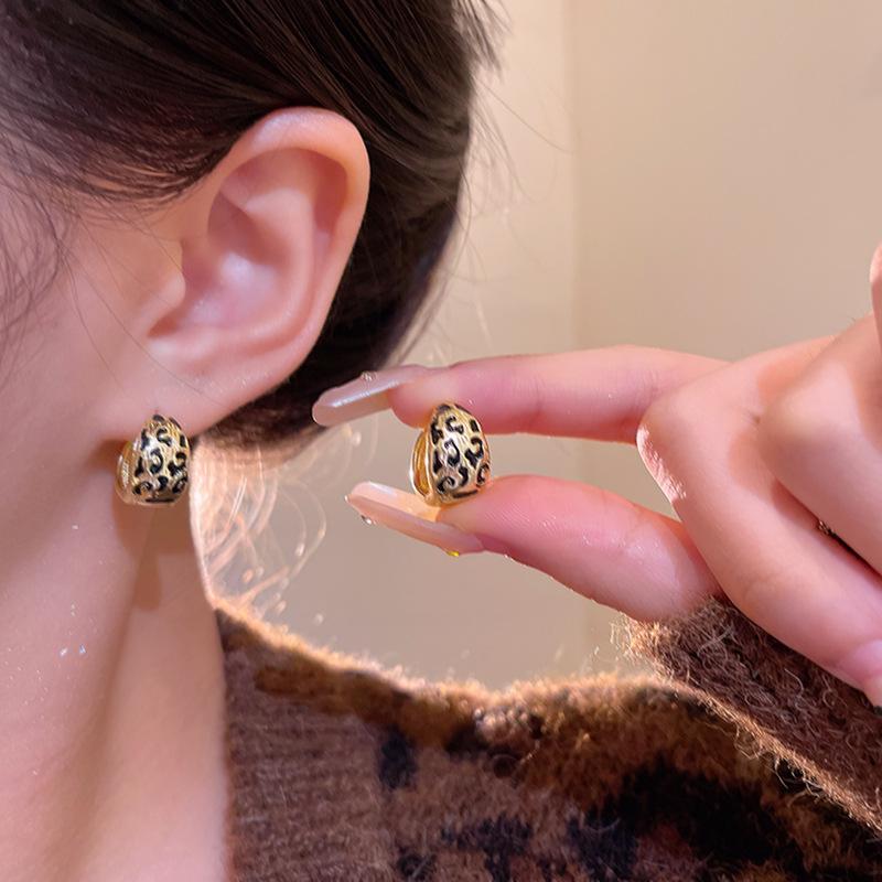 

Maillard retro leopard print ear buckle women s light luxury niche design earrings fashion versatile temperament ear jewelry