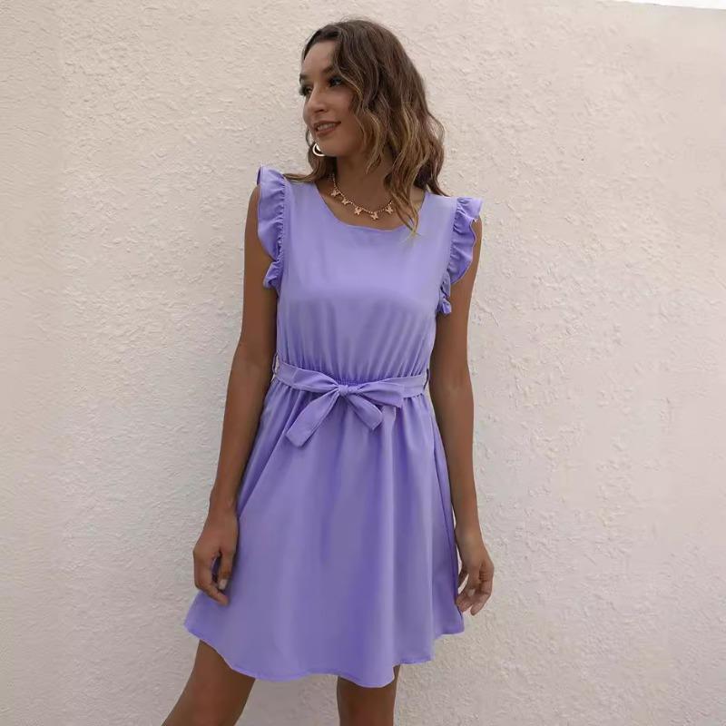 Damska letnia sukienka w jednolitym kolorze z okrągłym dekoltem i wiązaniem w pasie