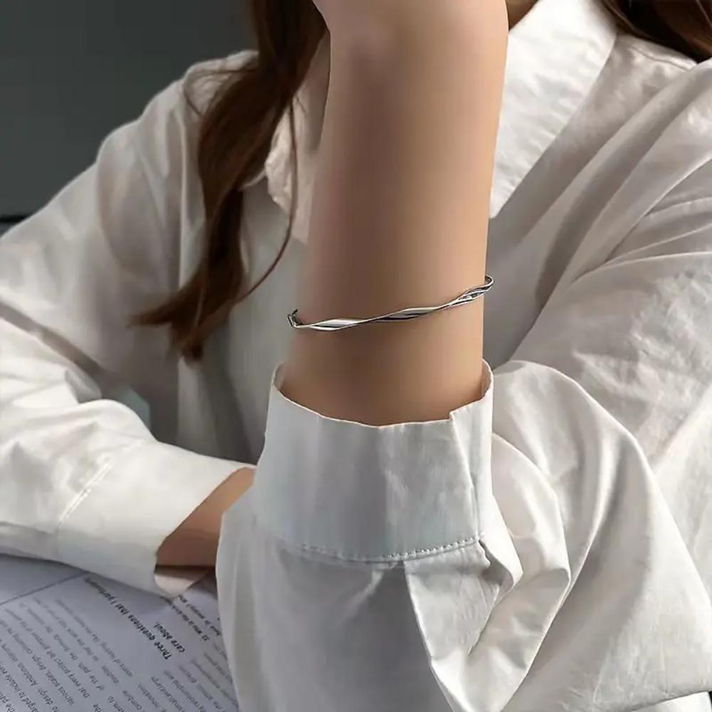Silver Color Twisted Wave Bracelets Bangles For Women Hand Jewelry New Fashion Cuff Bangles Girl Simple Accessories Pulseras
