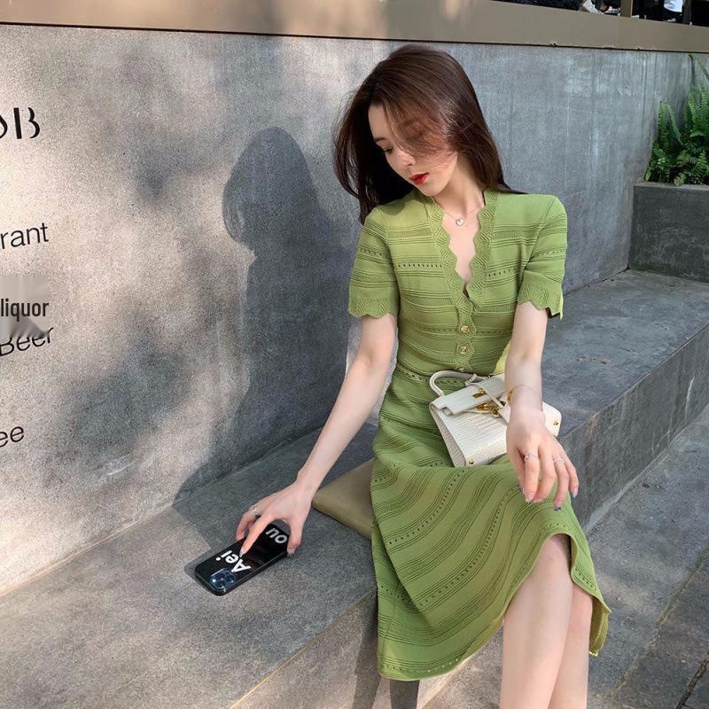 Elegant Women's 2025 French-Style Knit Dress: Summer Retro Socialite Waist-Cinching Design