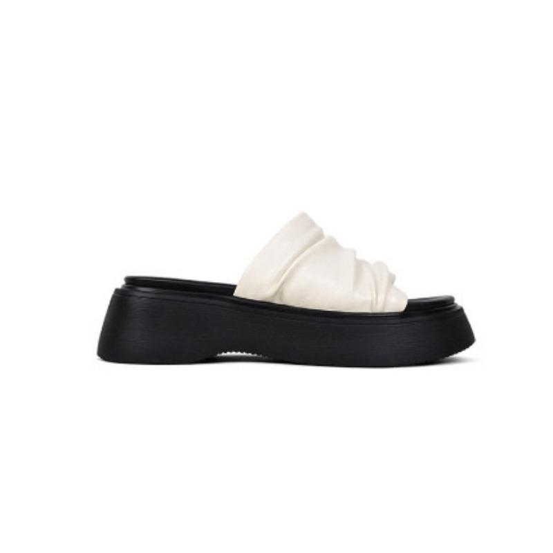 In Summer Women Wear Thick-soled Height-increasing Shoes Flip-flops and Cool Sandals with Sponge Soles