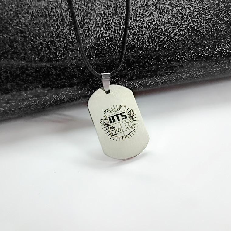 BTS Collana a Targhetta, Ciondolo Inciso con Logo, Gioiello Regalo per Fan Kpop ARMY