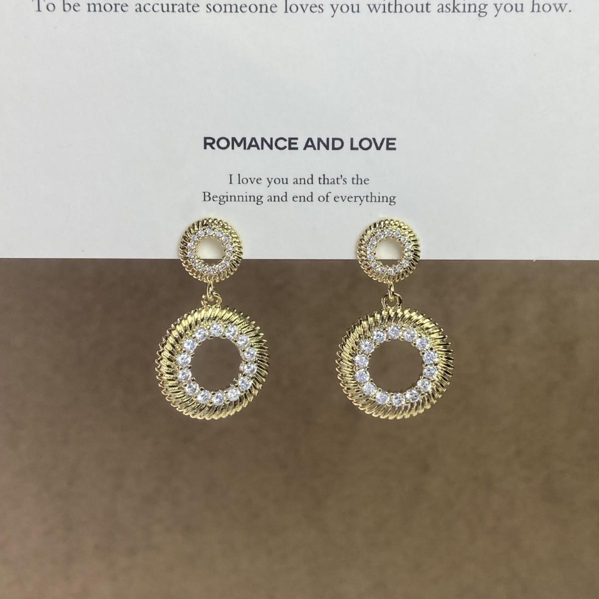 Niche Luxury Diamond-Inlaid Hollow Round Pendant Earrings for Women – Elegant, Exquisite, Simple Design Stud Earrings