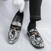 Mode Nya Ormskinnsmönstrade Loafers För Män Spetsig Tofsar Slip-on Skor Manlig Designer Formella Bröllopsskor Hemkomstskor
