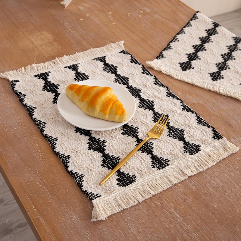 Látkové prostíráníTkané prostíráníStřapcové izolované prostíráníDvoubarevné patchworkové západní prostírání