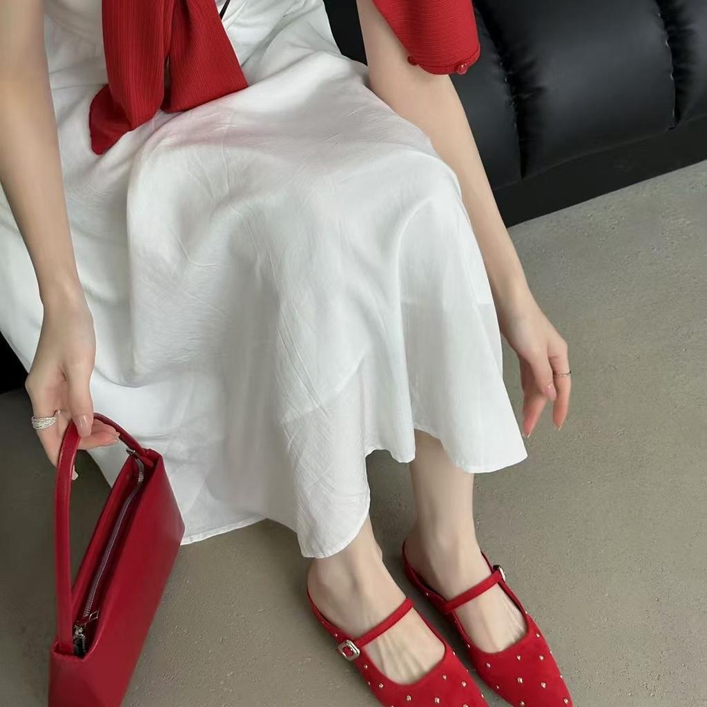 2025 Chaussures mules rouges rétro françaises à rivets, style décontracté et élégant, style muletier à une pédale