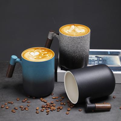 800 ml Tasse mit großer Kapazität kiln-gebrannte Keramik-Wasserbecher Retro-Grobkeramik-Kaffeetasse Kreativ-Holzgriff Bierbecher