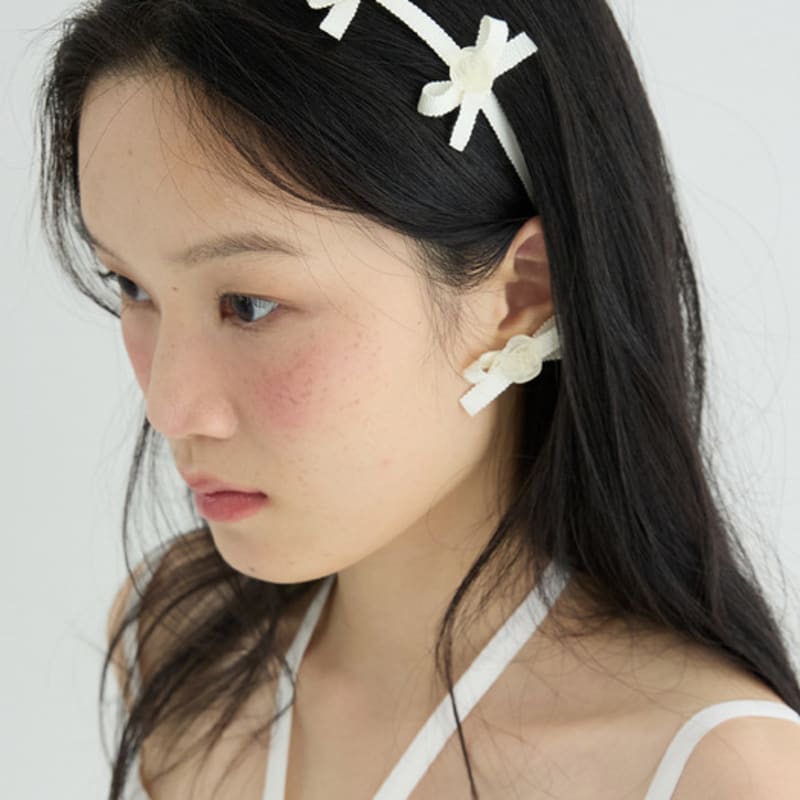 LOVUEE Frosted Rose Earrings with Cream Color Bow Details