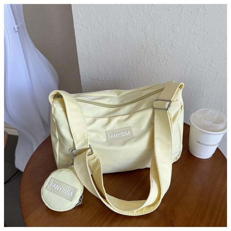 

Нейлоновая подвеска большой вместимости осень 2025 новая однотонная повседневная конфетного цвета на одно плечо через плечо портативная сумка-мессенджер