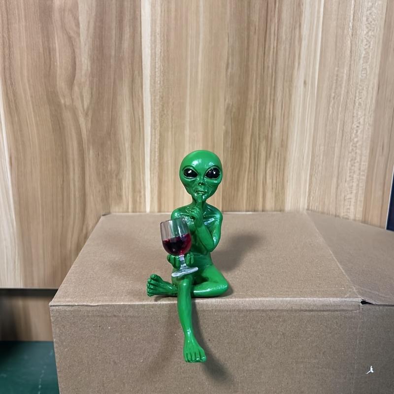 1Pc Funny Alien Statue Sculpture Garden Landscaping Yard Art Ornament Resin Red Wine Drinking Alien Sculpture Desktop Decoration