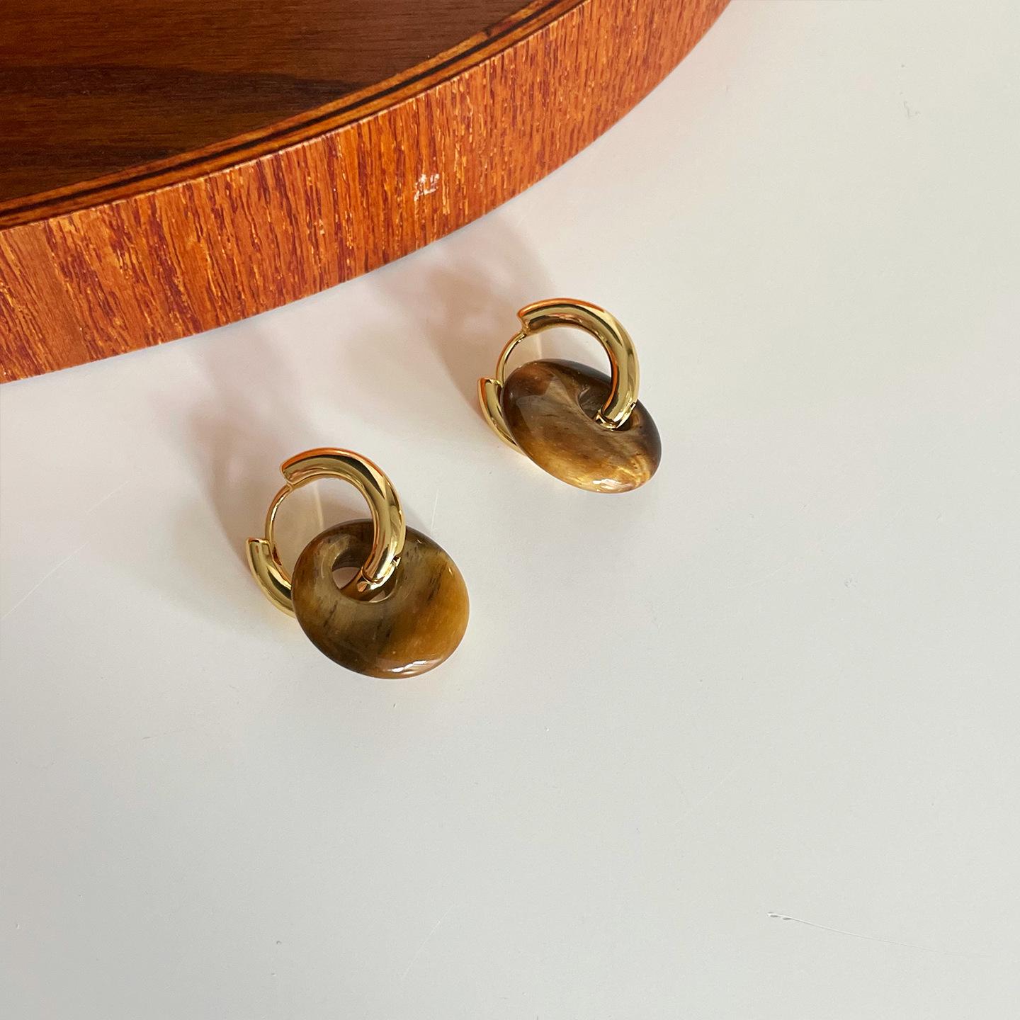 

Xu Yan Maillard Retro Amber-Style Earrings: Versatile, Fashionable Red Ping An Buckle Design