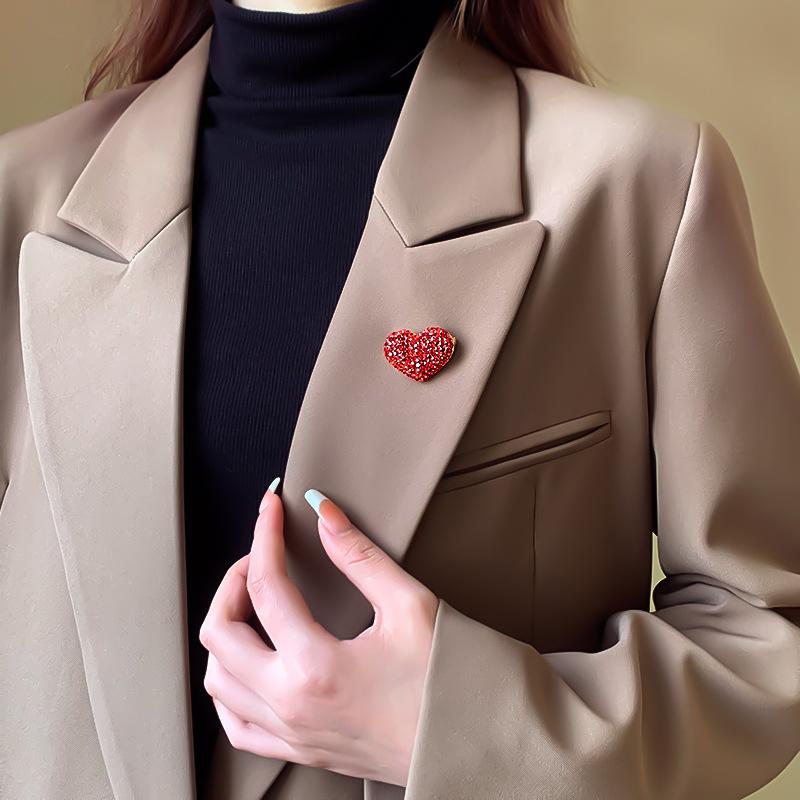 Full Diamond Red Love Brooch, High-End Women'S Brooch Pin Fixed Clothes Design Sense Niche Exquisite Autumn And Winter Accessories