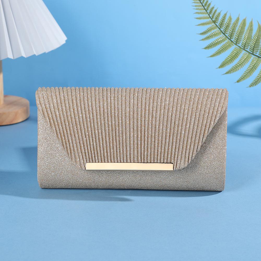 The  fashionable shell-patterned chain single-shoulder bag with metal magnetic buckle is a versatile wedding banquet hand-hel