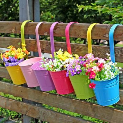 Utsökt hängande blomkruka i järn för balkongdekoration