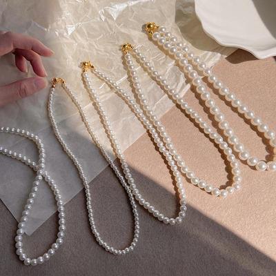 Collier de perles tendance à fermoir magnétique pour femme (2024) – Chaîne de clavicule en perles de millet blanches, design simple et classique