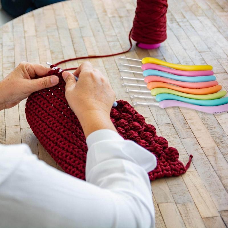 8Pcs Ergonomic Crochet Hook for Beginner Crochet Hobbyist,8 Size Long Handle Crochet Hook Needle 2.5mm-6mm  (4/0-10/0MM)