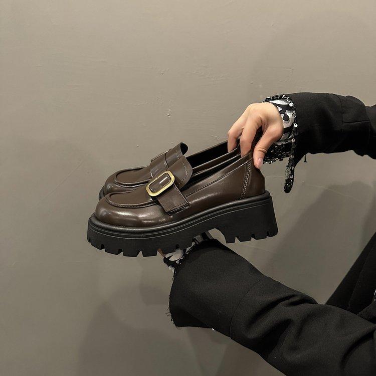 Туфли Lefou на толстой подошве женские весенние ретро одношаговые с металлической пряжкой маленькие кожаные туфли 35 коричневый 2744₽