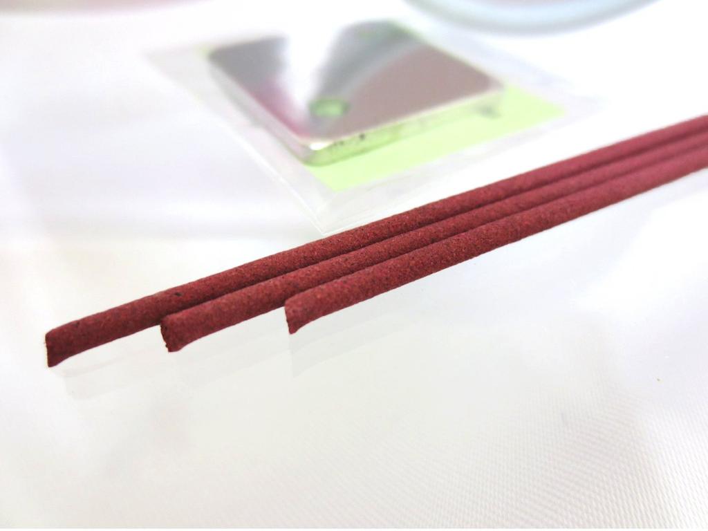 Sakurajin Mini Räucherstäbchen, Subtiler süßer Duft, Enthält Kirschblattextrakt, Perfekt für den 49. Tag, Higan und die Obon-Feste, Geschenke