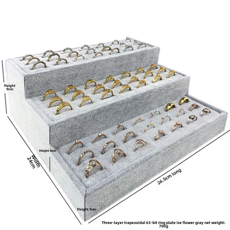 Suport de Expunere Bijuterii din Catifea pentru Inele & Brățări - Formă Trapezoidală cu Accente Aurii și Argintii