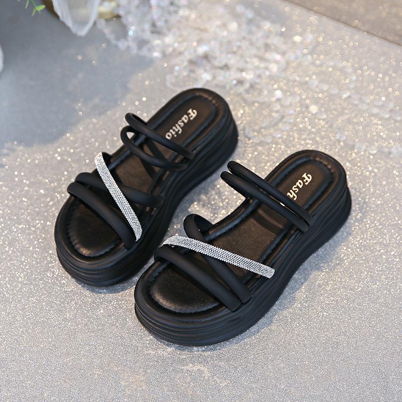 

Beautiful thick-soled cool slippers for women s summer wear 2025 new high-end skirt going out, beach sandals 40 чорний
