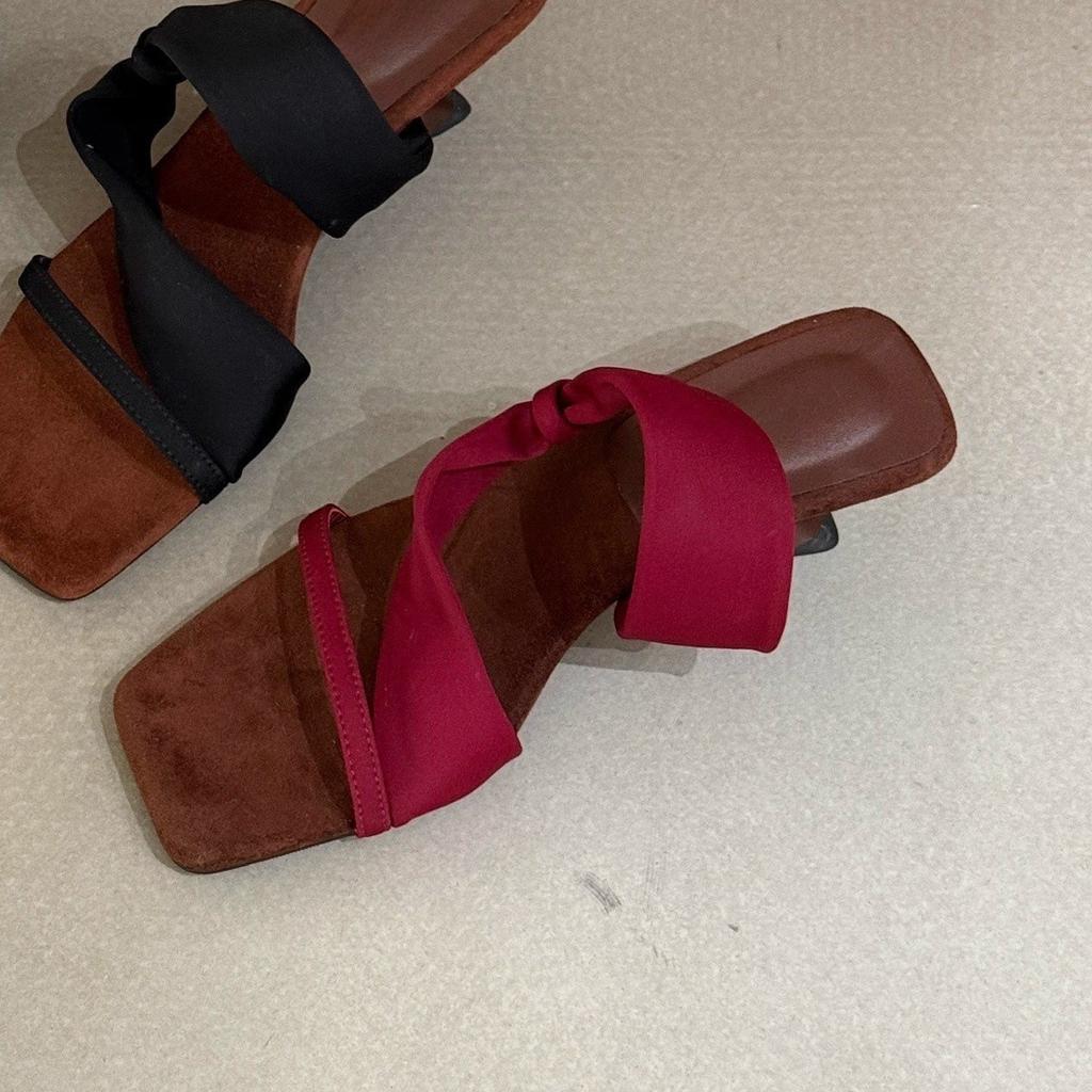 Color matching retro Spice Girl style! Square head suede one-word with slope heel sandals women's wrap with open-toed sandals