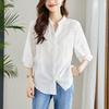 Dam vit skjorta i ren bomull med broderi och V-ringning, trekvartsärmar - Vår/Sommar 2025-kollektionen