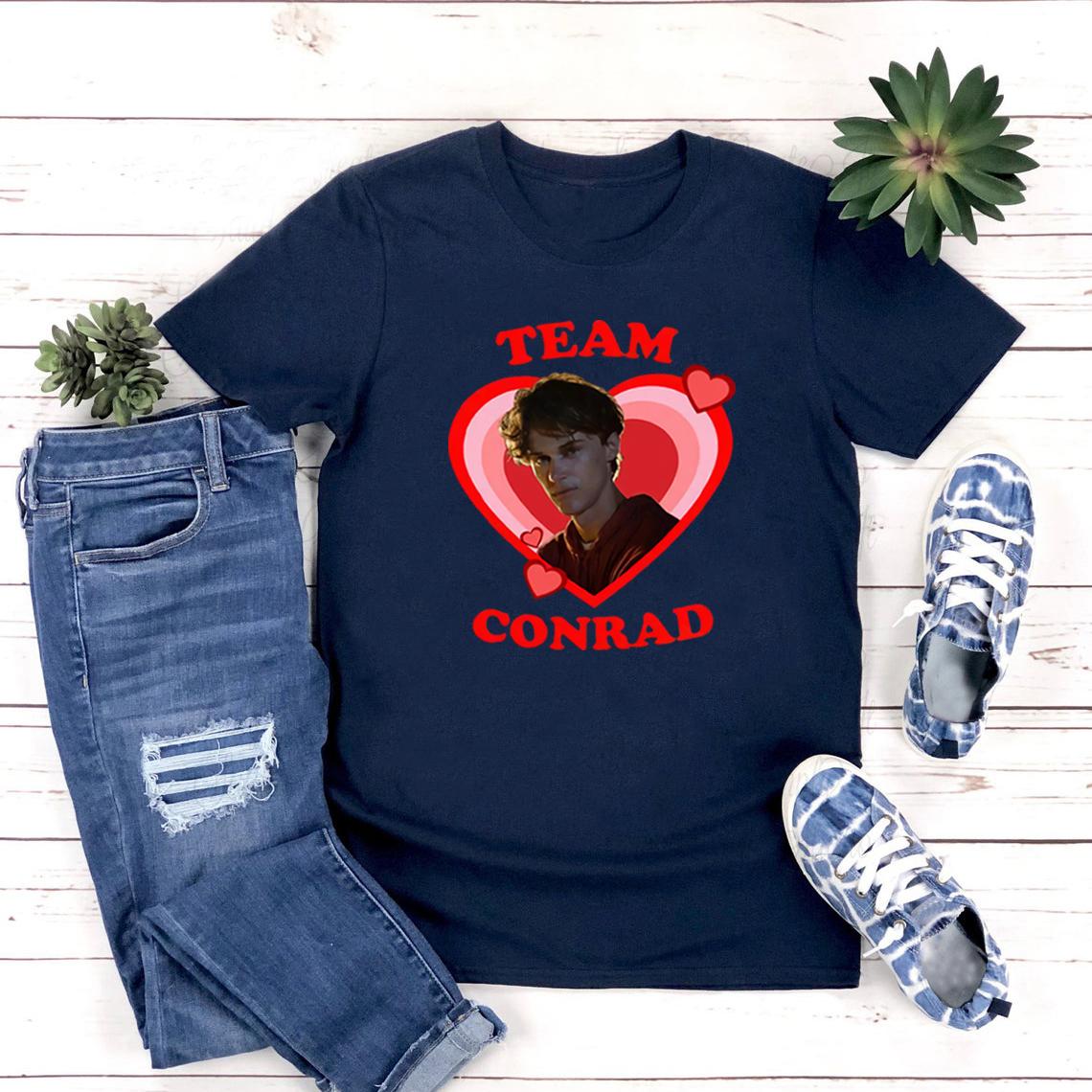 

Cousin Beach T Shirt Summer I Turned Pretty Team Conrad T-Shirt Women Graphic T Shirts Short Sleeve Tv Show Tshirt Casual Top XL темно-синього кольору
