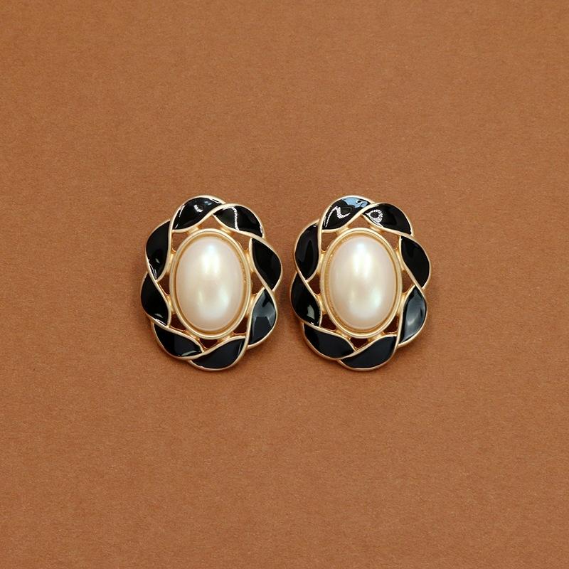 Autumn and winter niche French retro court enamel stud earrings femininity fashionable personality exaggerated Hong Kong style small fragrant ear