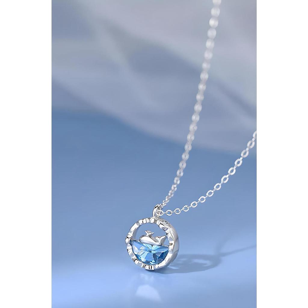 Anlauffarbene Halskette aus Stahl mit Walfisch-Motiv, Fisch schwimmt im blauen Wasser, Modell silberfarbene Halskette aus Stahl