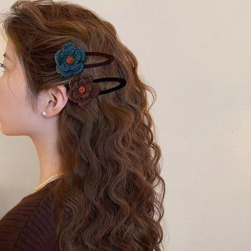 2Pcs yarn flower side hair clip for women, suitable for wispy bangs, a holiday gift.