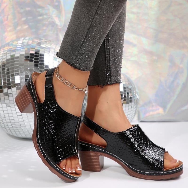 Kalın Tabanlı Yaz Sandaletleri Balık Ağzı Dikişli Kalın Topuklu ve Tek Sıra Düğmeli