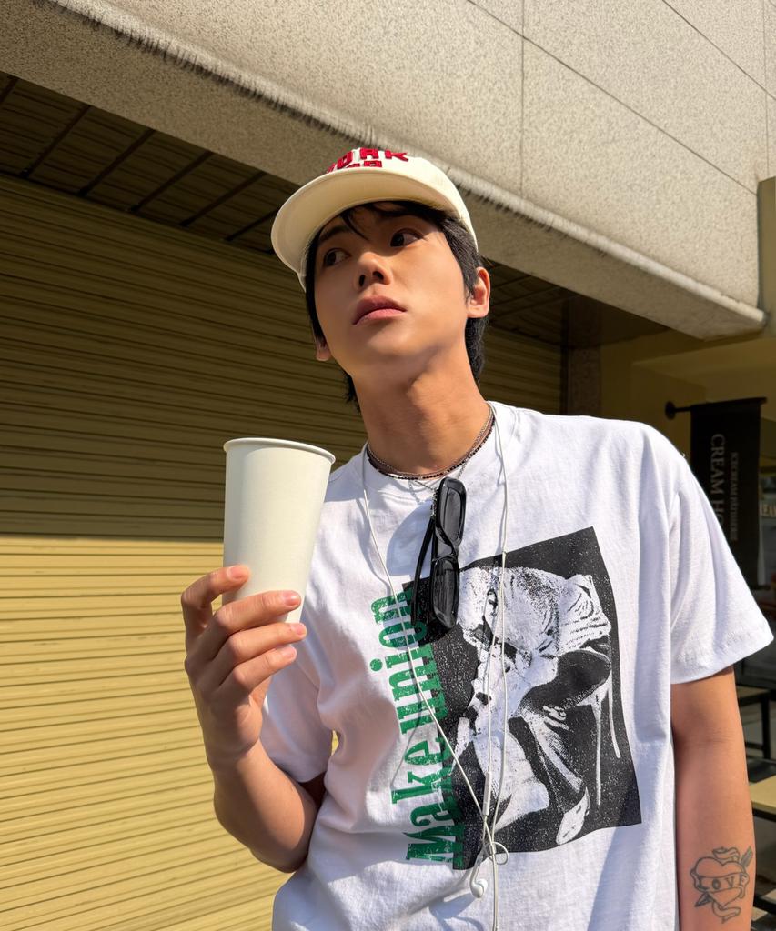 AMOU Trouble Half T-Shirts White