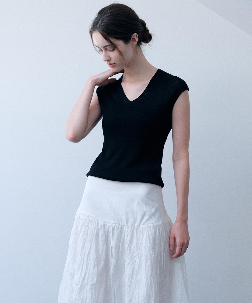 Meojiaenminggeul Rosé Soft Sheer Rib Short Sleeve V-Neck Knit Top (Black)