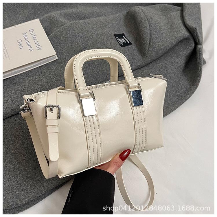 

Премиальная нишевая сумка с чувством женщины 2025 новая ретро универсальная на плечо, сумка-мессенджер, корейская версия, повседневная ручная маленькая квадратная сумка белый