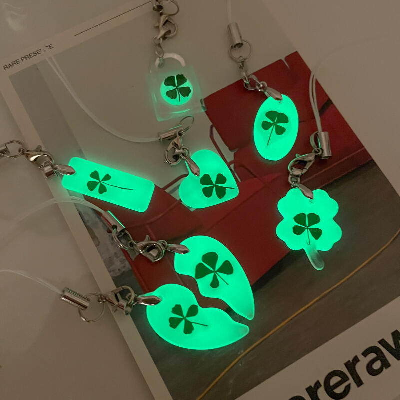 

Lucky glow-in-the-dark four-leaf clover keychain 21 types of cheering 5. Big heart (left) hook