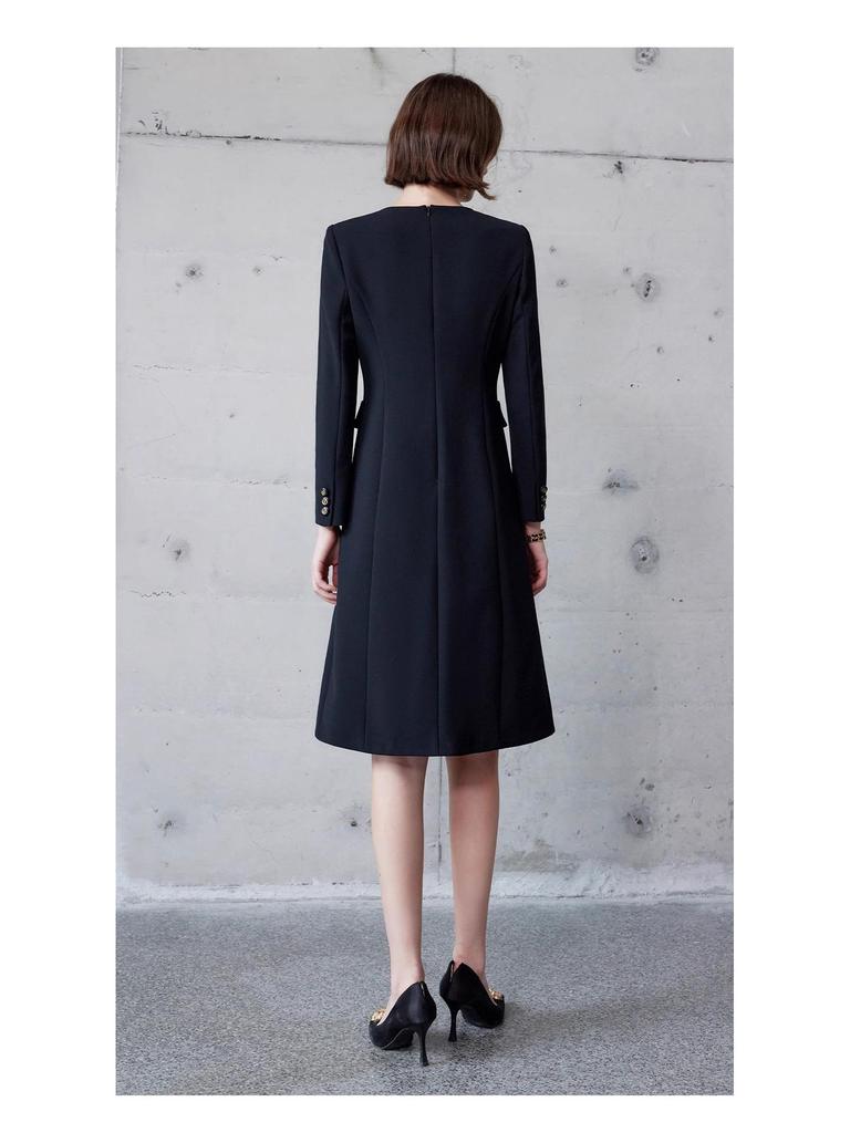 Wiosenno-jesienna wyszczuplająca sukienka damska o średniej długości z okrągłym dekoltem i zapinana na jeden rząd guzików