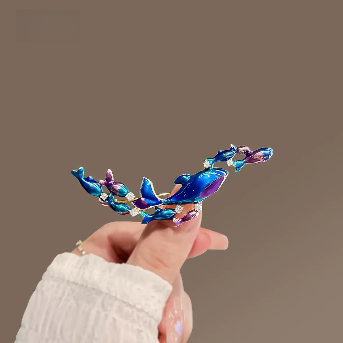 

Брошь в виде рыбки в виде синего кита, высококачественная женская брошь в виде нишевого дизайна, аксессуары в виде булавки, темперамент, высококачественный корсаж в виде чувства, украшение для одежды