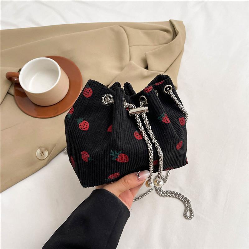 

Шикарная сумка-ведро с плиссированным дизайном и стильным цепочным ремешком для модного стритвира чёрный