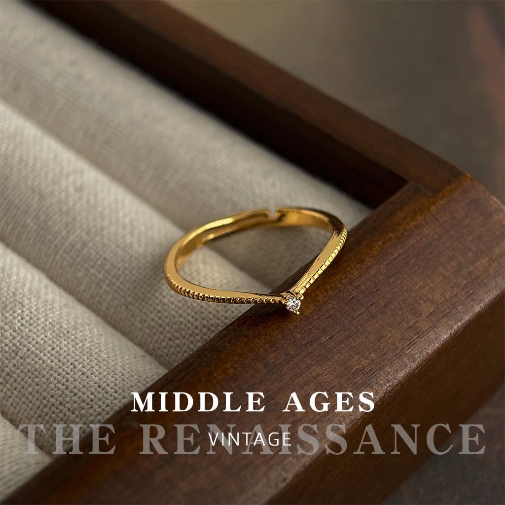 Court style crown ring inlaid with red zircon electroplated 18K retro ring index finger ring